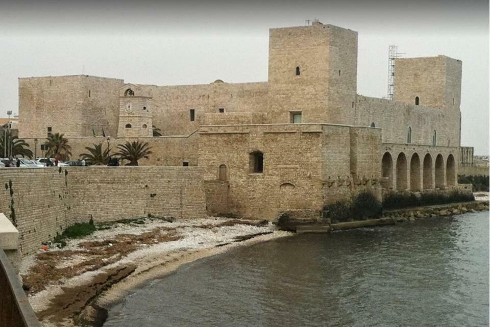 Affittacamere La Cattedrale Sul Mare Trani Bagian luar foto