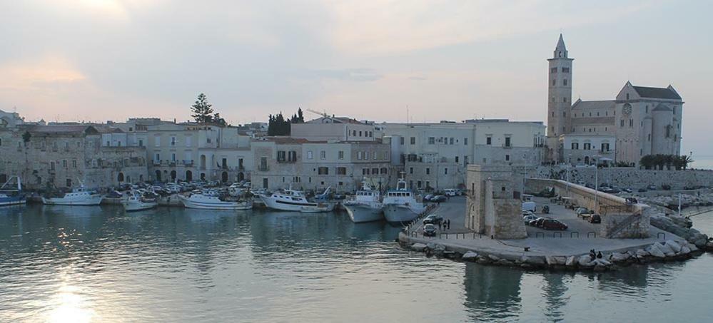 Affittacamere La Cattedrale Sul Mare Trani Bagian luar foto