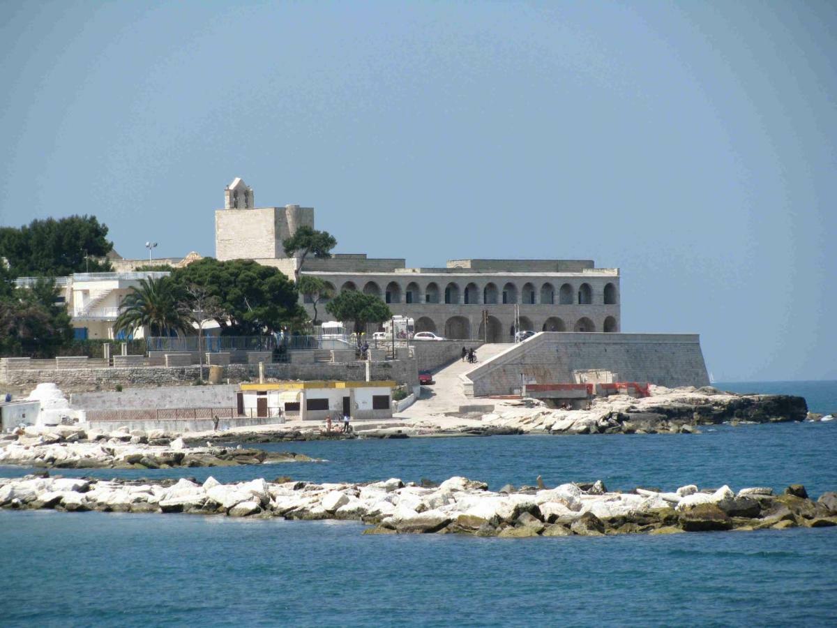 Affittacamere La Cattedrale Sul Mare Trani Bagian luar foto