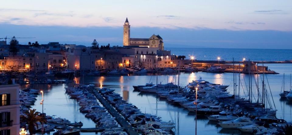 Affittacamere La Cattedrale Sul Mare Trani Bagian luar foto